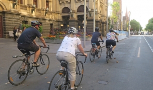 Neighbourly-Ride_Southbank_Melbourne-Town-Hall_03Mar2019